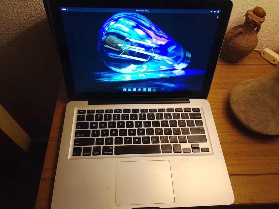 MacBook pro  2012 com instaladoLastOS LINUX Roda APPS do WINDOWS