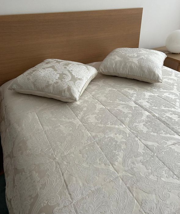 Colcha bege jacquard Orinoco com almofadas