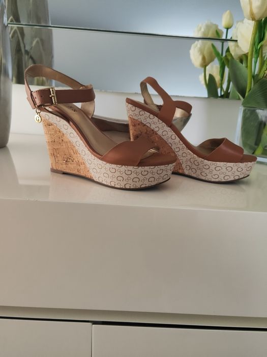 Sandálias Guess em excelente estado