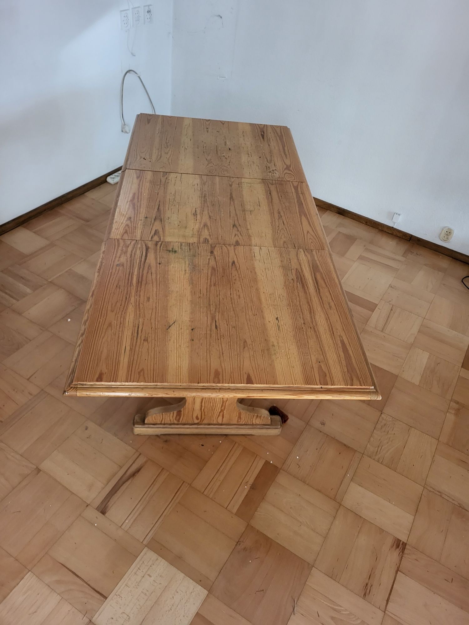 Drewniany rozkładany stół