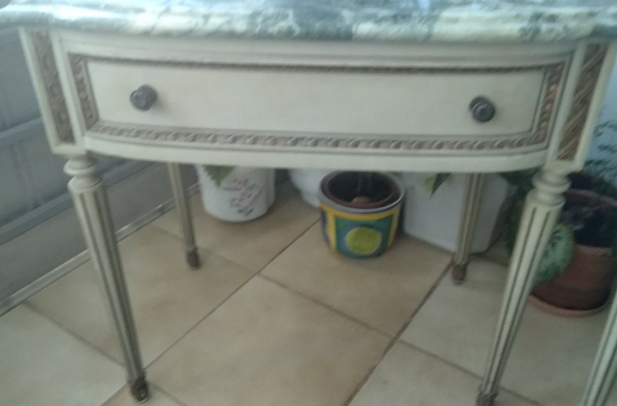 Mesa de cabeceira antiga com tampo pedra