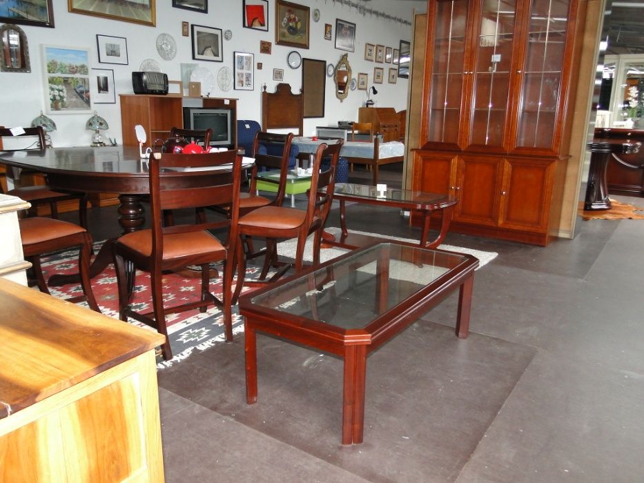 Mesa de centro em madeira com tampo em vidro - Bom estado geral