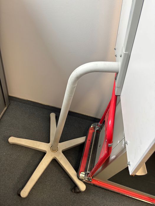 Stojący Flipchart na kółkach- tablica suchoscieralna