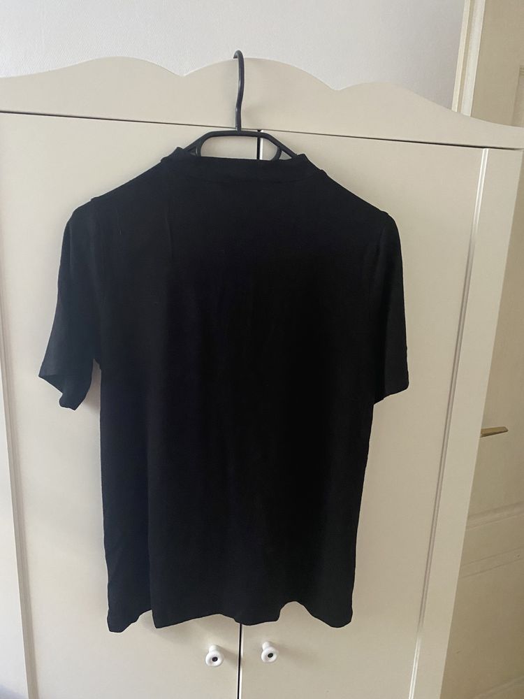 Czarna koszulka z krótkim rękawem choker pull & bear