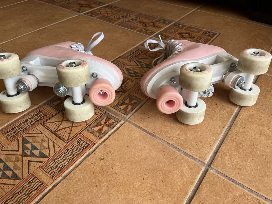 Patins de menina rosa com oferta joelheiras