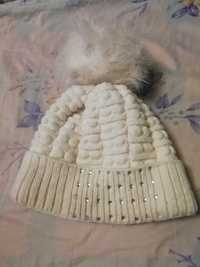 Biała czapka z pomponem zimowa