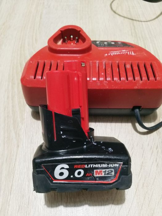 Bateria Milwaukee Red lithium M12 6.0Ah + carregador