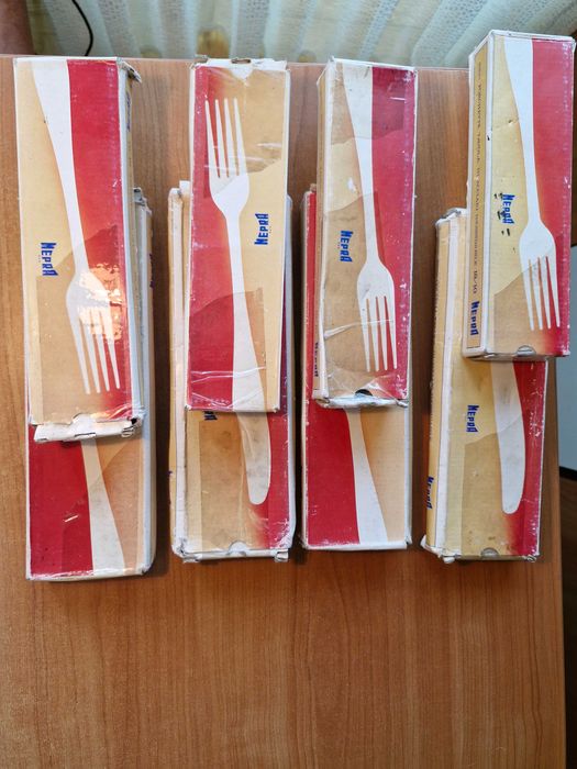 Sztućce  (nóż + widelec) 4 zestawy po 12 szt