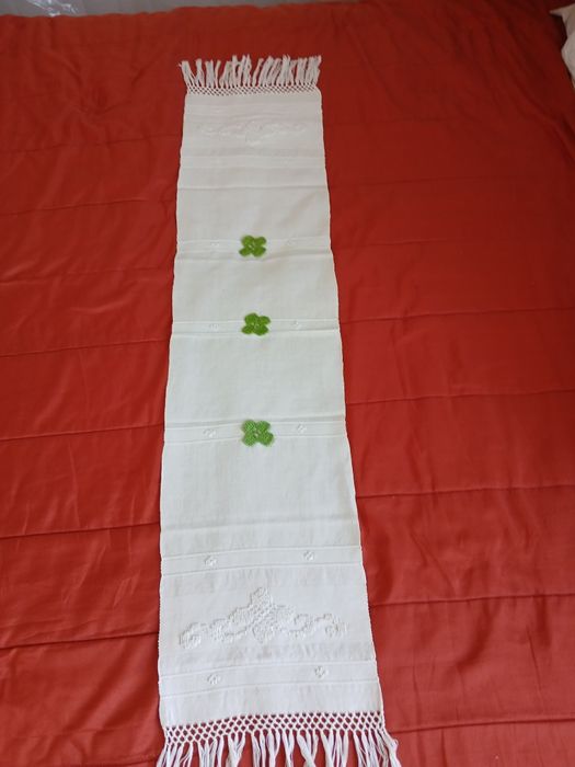 Dois naprons de linho com bordado Ponte de Lima e pq rosetas de crochê