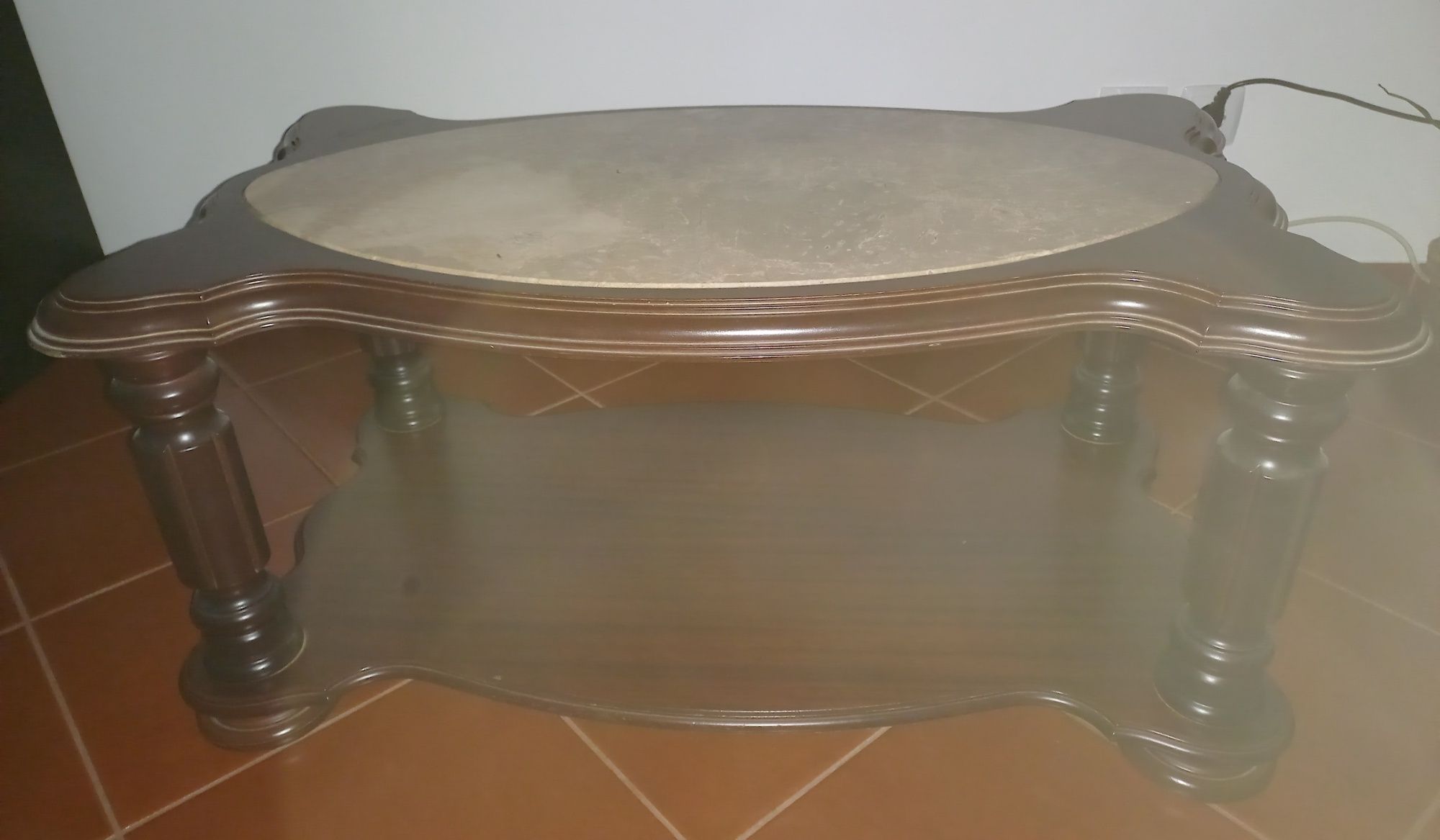 Mesa de sala com tampo em mármore