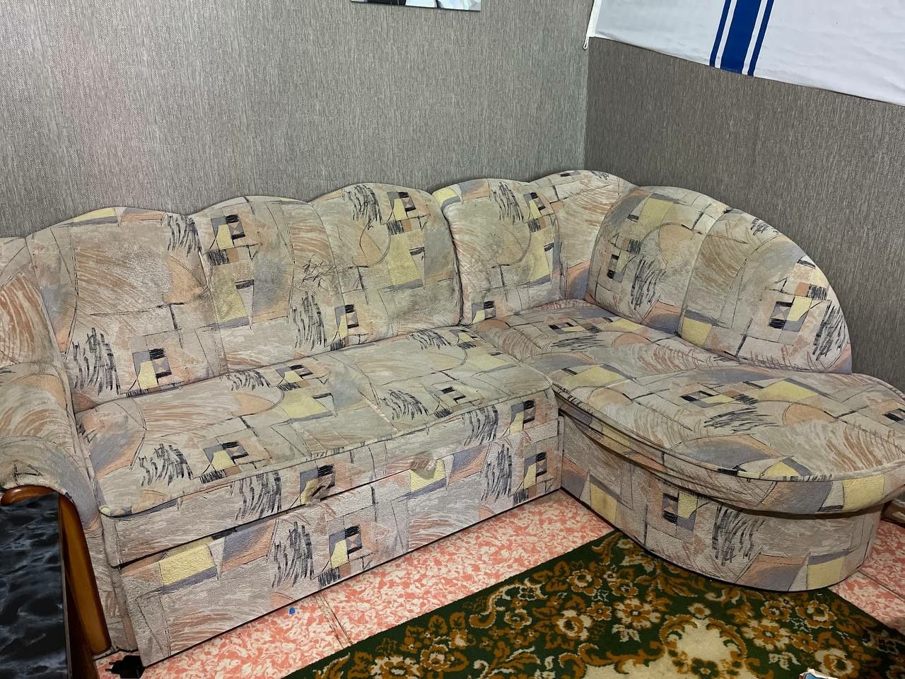 Диван в гарному стані