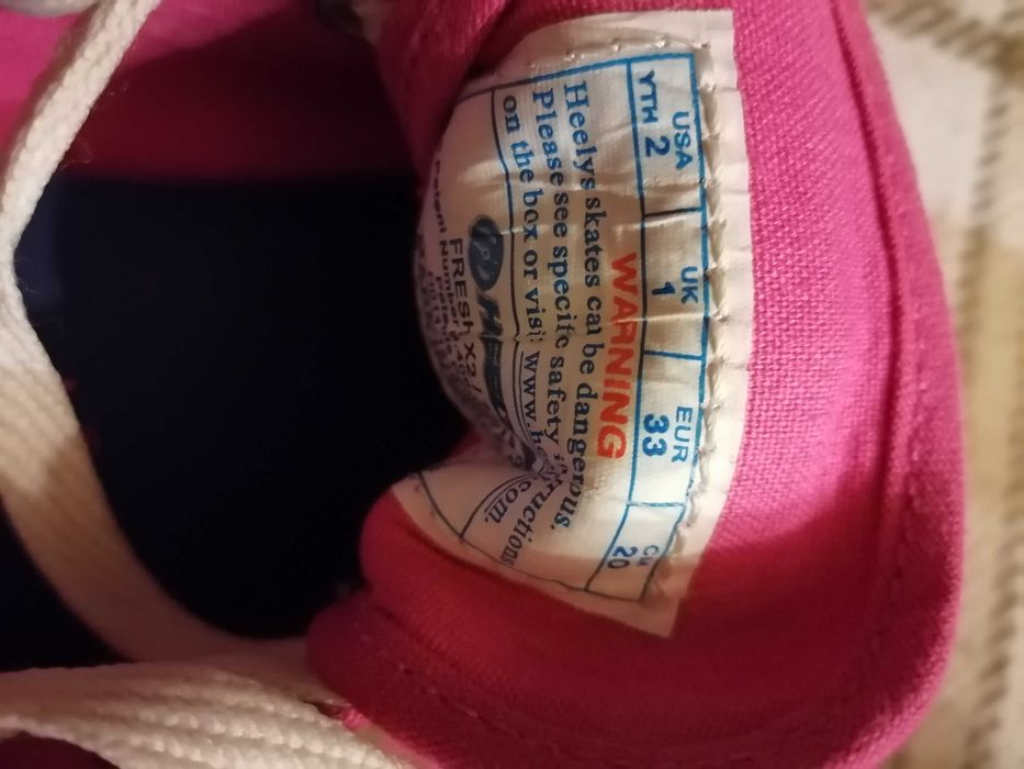 Tennis com rodas, chave e tampas