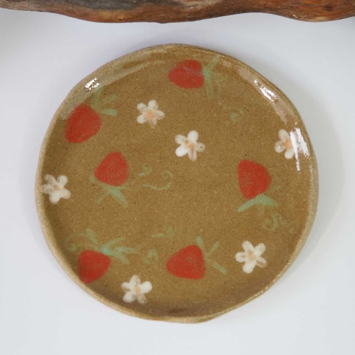 Talerz ceramiczny w ręcznie malowane truskawki i kwiaty handmade