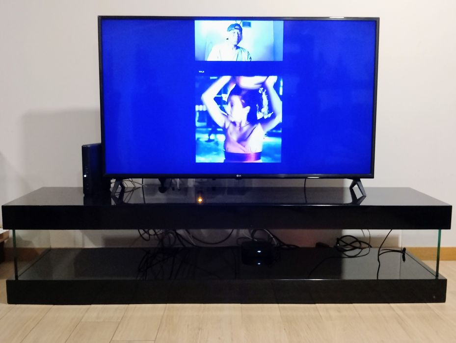 Móvel de TV Preto Laçado com Luz
