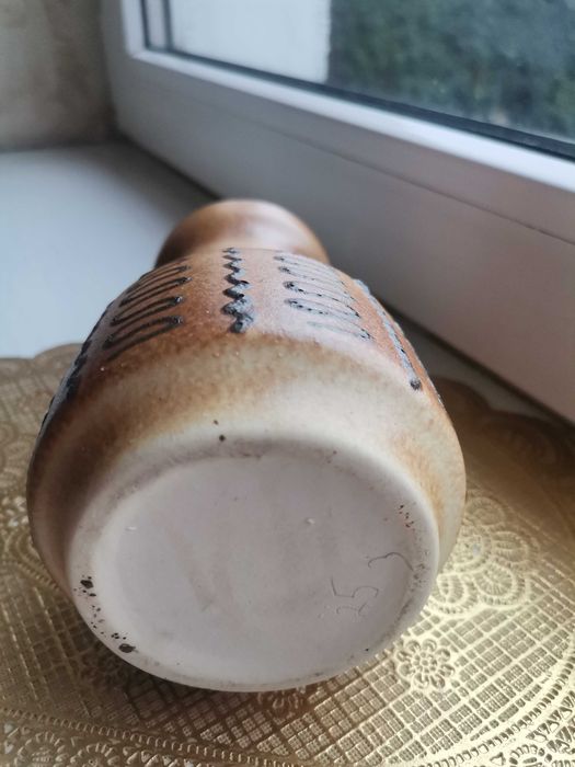 Brązowy wazonik ceramiczny