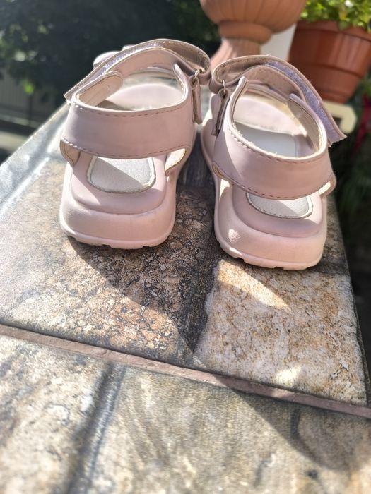 Босоніжки на маленькі ніжки, 24 розмір.