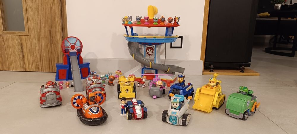 Zestaw Psi Patrol – wieża, pojazdy, figurki, autobus, stan dobr