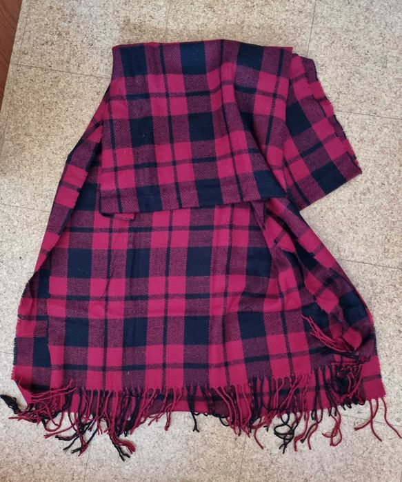 Cachecol vermelho escuro e preto Primark