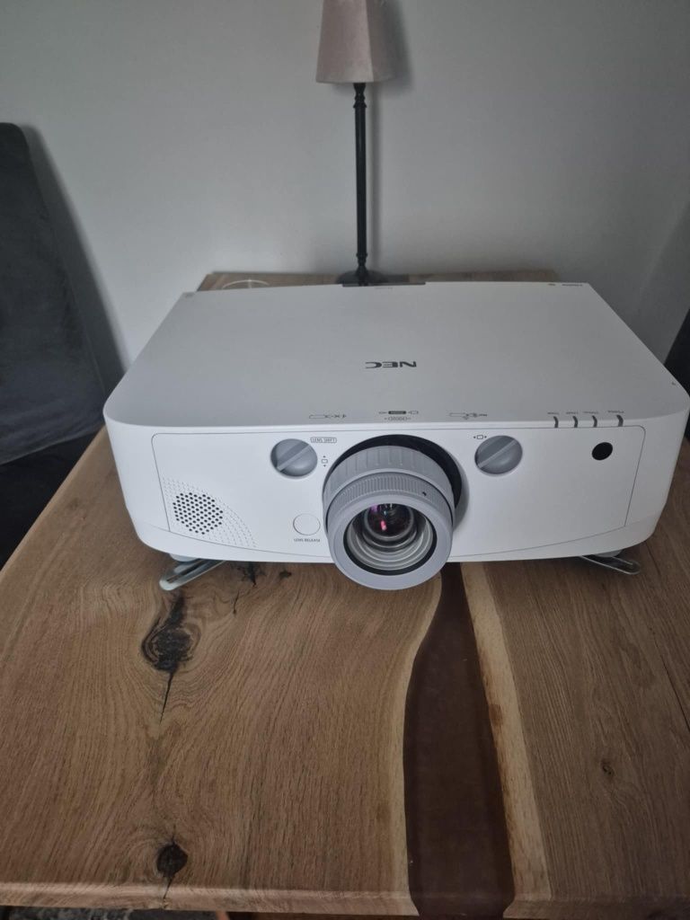 Projektor LCD NEC o rozdzielczości 1280x800