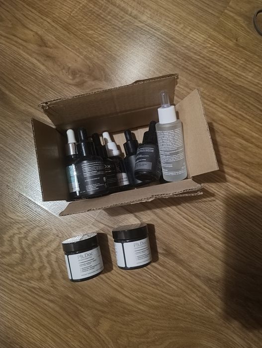 Puste opakowania po kosmetykach z pipetami i słoiczki po kremie