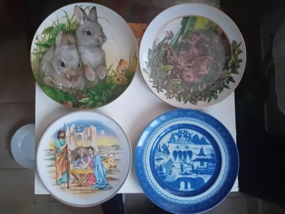 Vendo Conjunto de Pratos antigos em estado razoavel