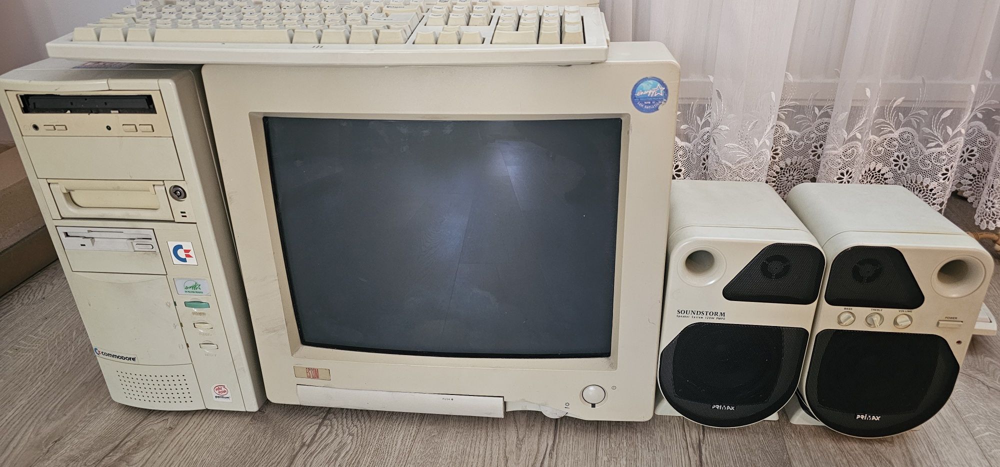 Zestaw komputerowy retro, Commodore PC
