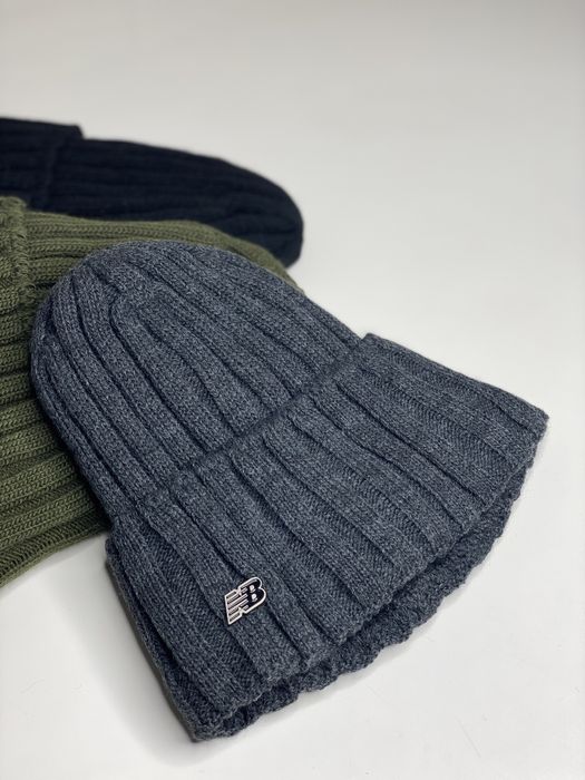 Мужская шапка теплая зимняя New Balance серая НА ФЛИСЕ с отворотом