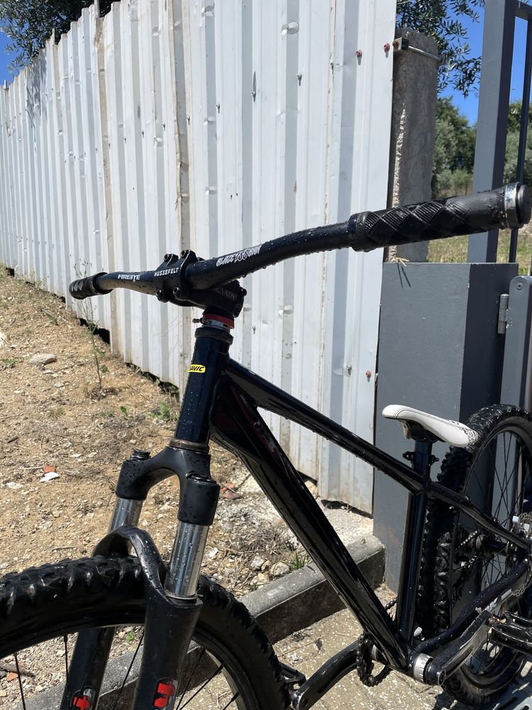 Bike dirt jump Mondraker play 3