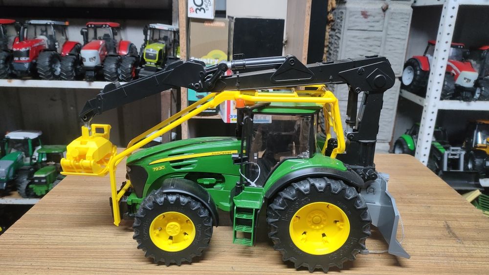 Bruder traktor John Deere Leśny
