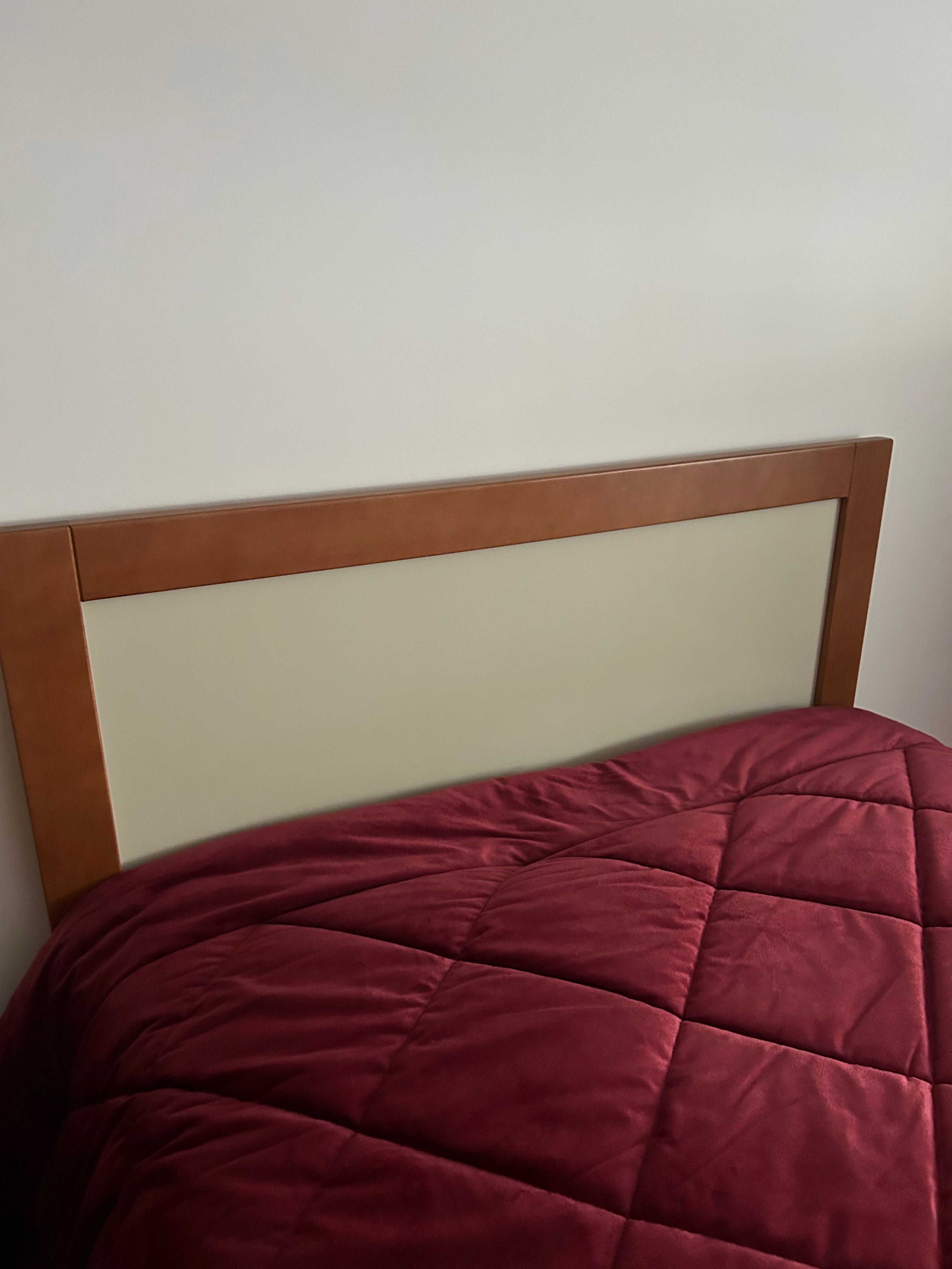 Conjunto cama corpo e meio, colchão e mesa de cabeceira