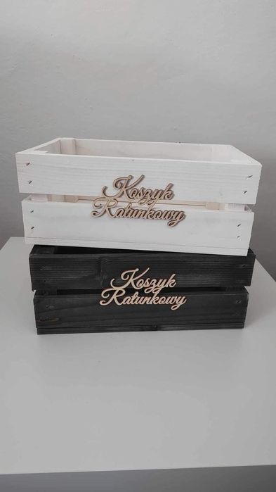 Nowe koszyki ratunkowe z drewnianymi napisami