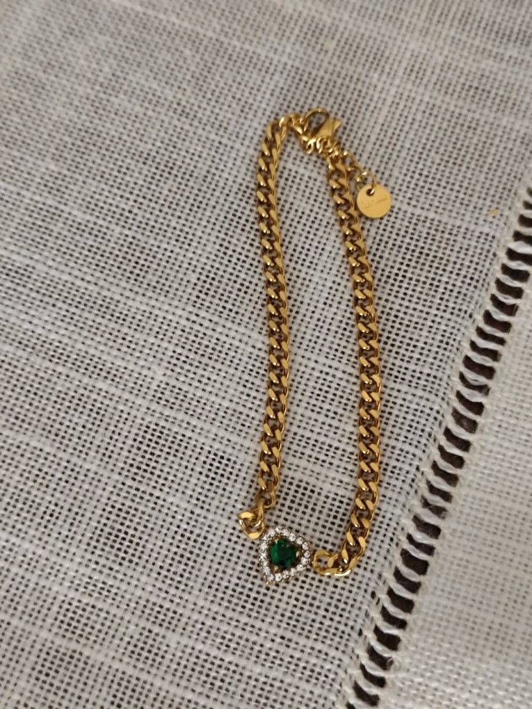 Pulseira dourada com pedra verde