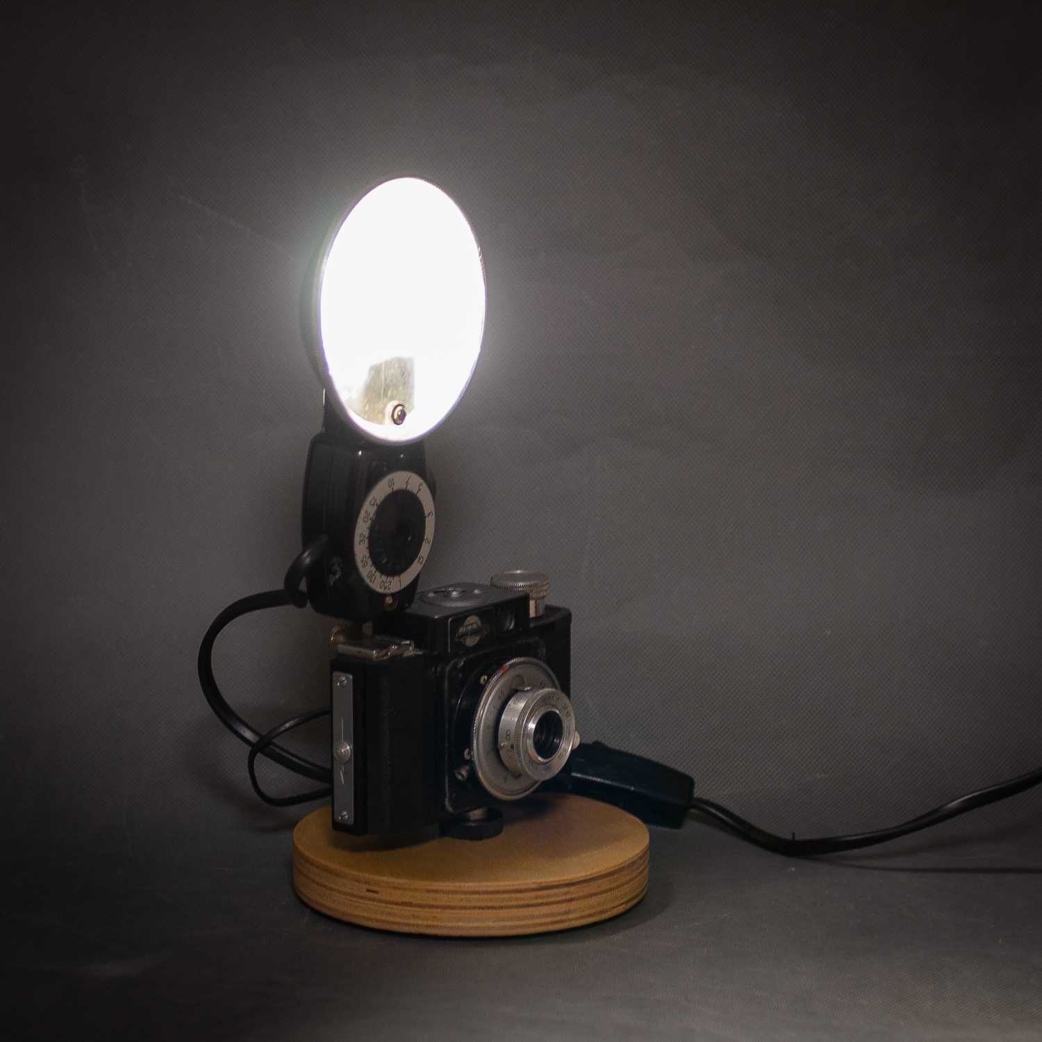 Креативный и оригинальный настольный светильник в стиле Лофт.