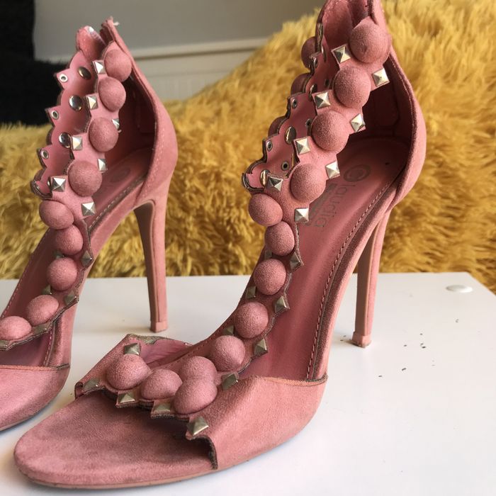 Sandálias com tachas de salto alto (37)