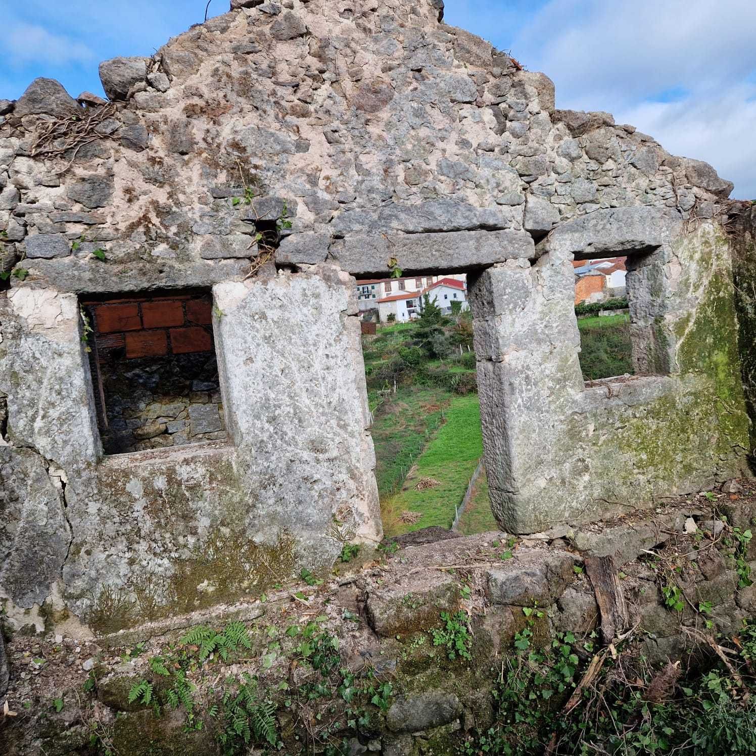 Vende-se Casa Para Recuperar Com Projeto de Execução