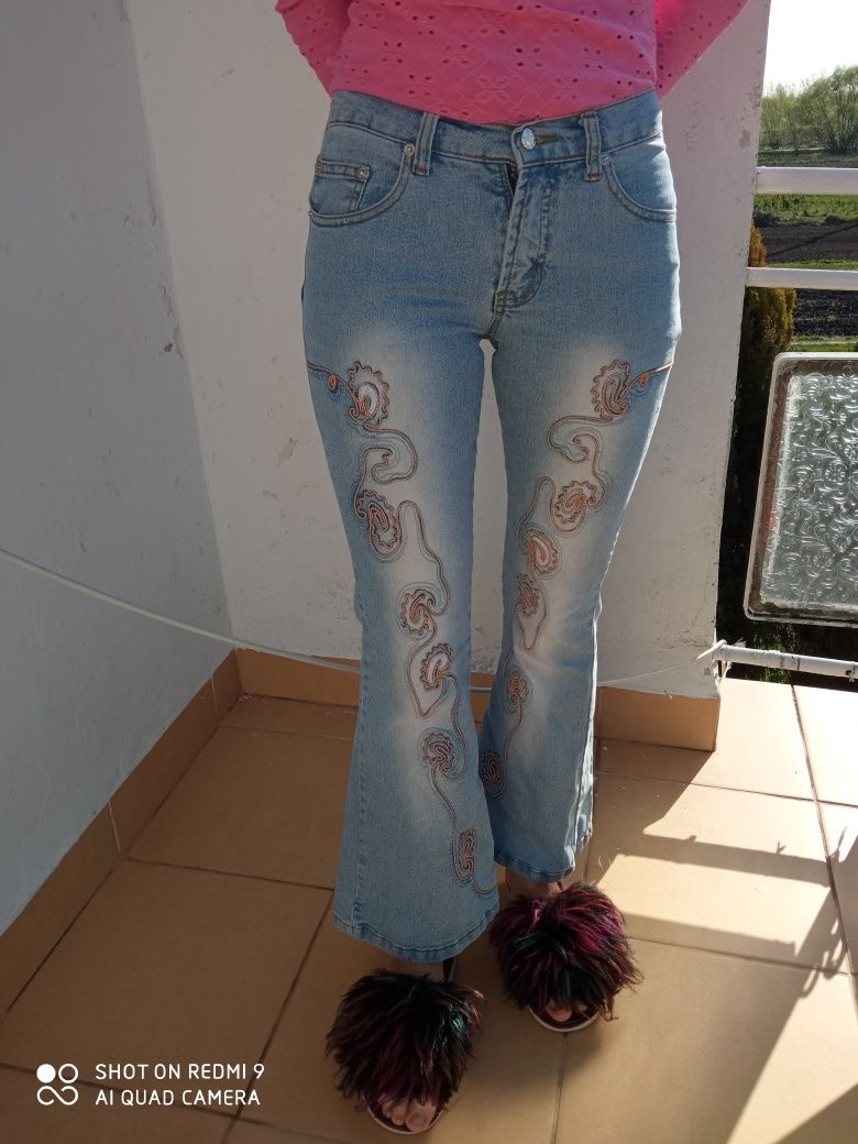 Jasno niebieskie jeansowe dzwony