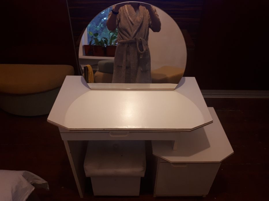 Столик для косметики