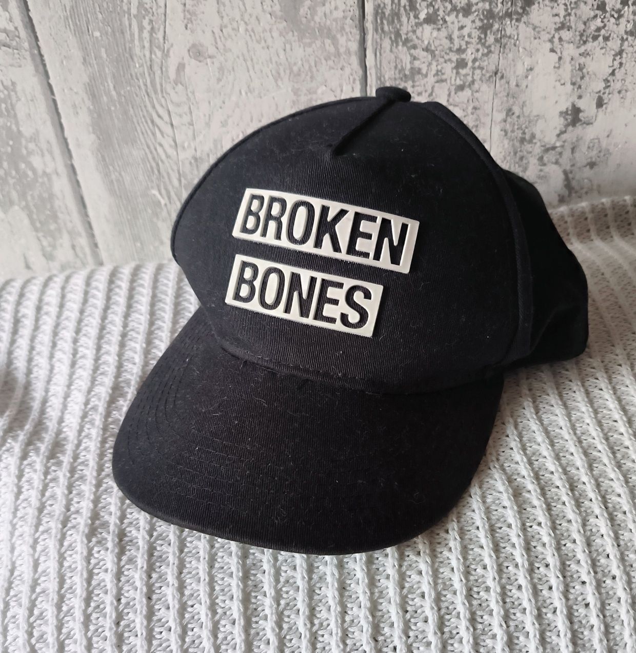 Czapka z daszkiem baseboallówka broken bones cropp