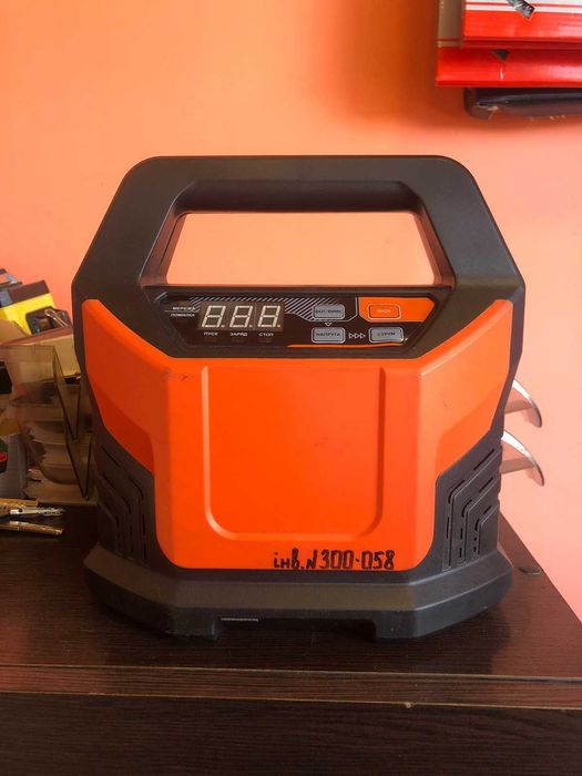 Инверторное пуско-зарядное устройство (12В, 18А) Sturm BC12300