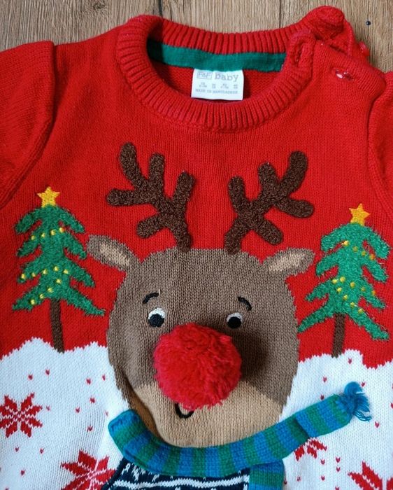 Czerwony sweter renifer Rudolf choinka śnieg świąteczny świąteczna gwi