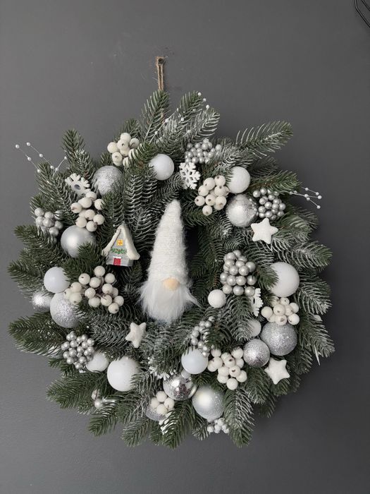 Świąteczny wianek bożonarodzeniowy biało srebrny z krasnalem