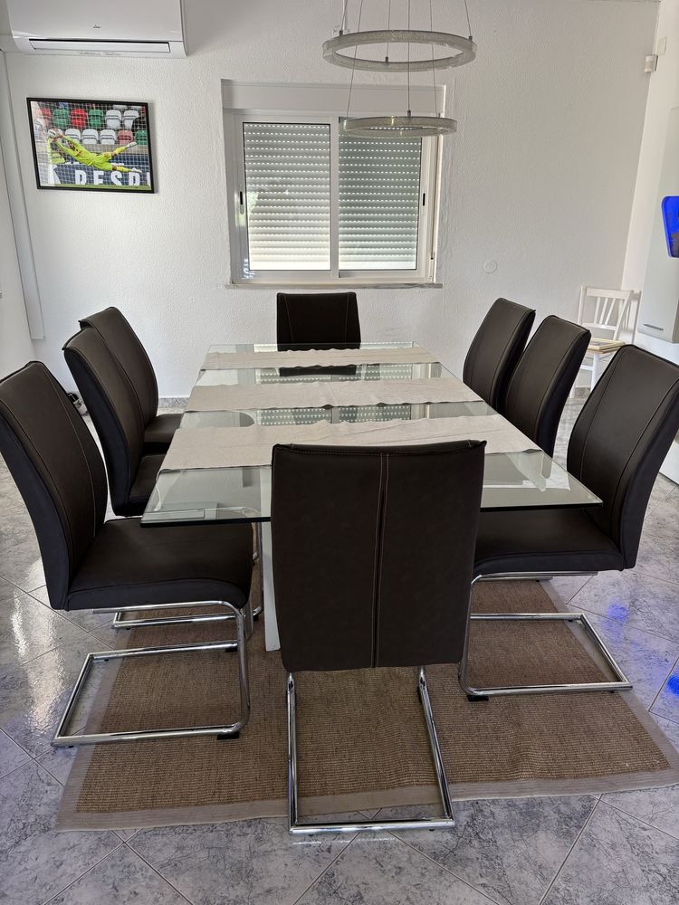 Mesa de vidro com 8 cadeiras