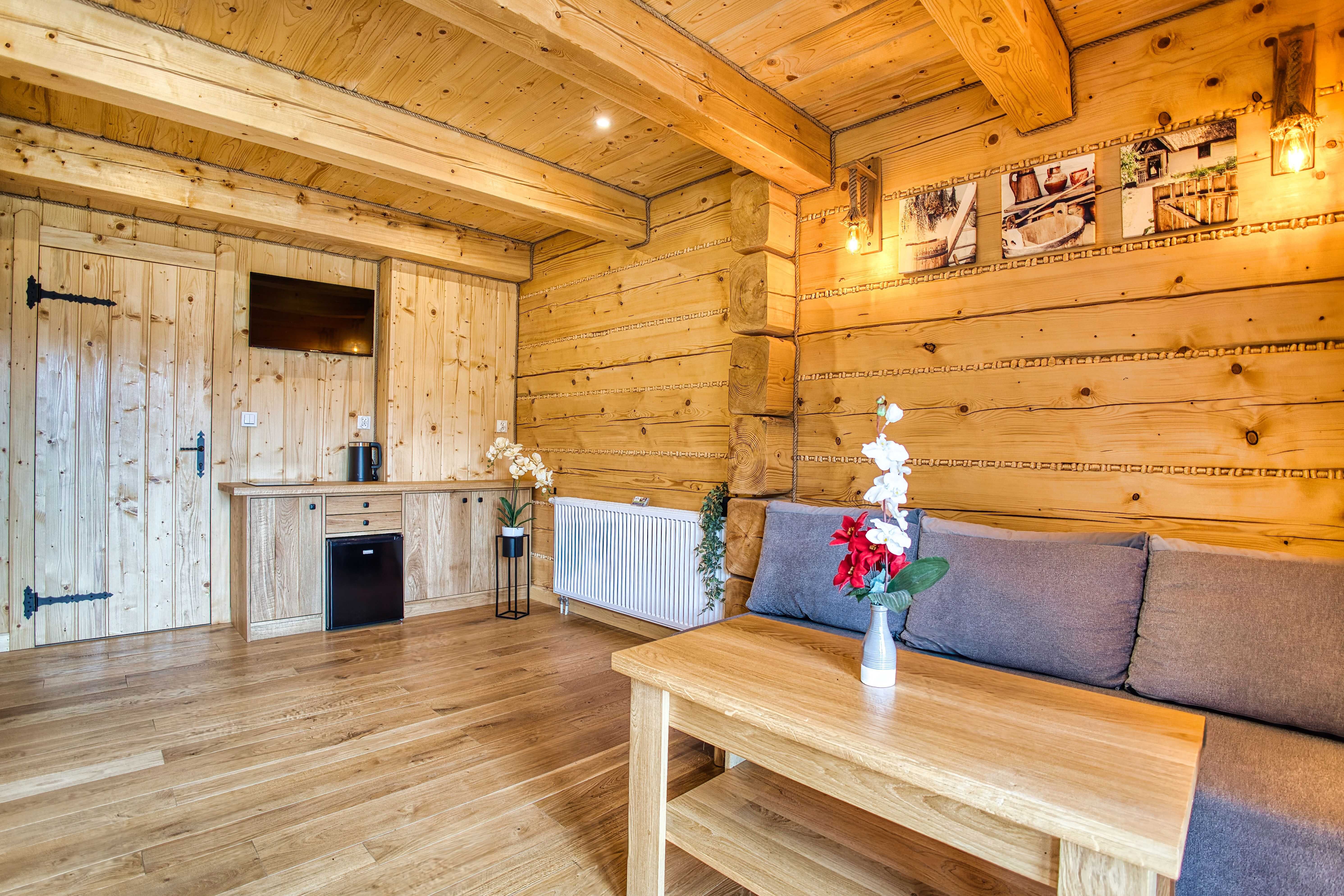 Studio apartament z łazienką balkonem i tarasem w chacie z bala.