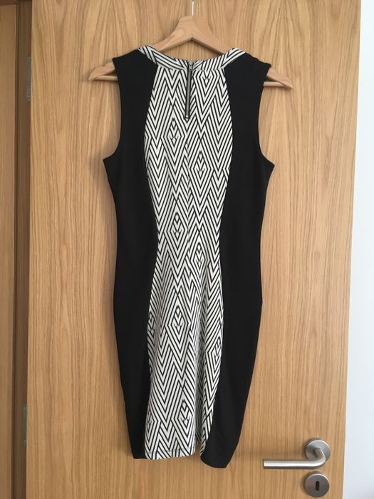 Vestido curto, justo