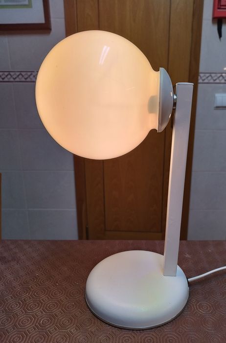 Candeeiro de mesa "vintage" de globo de vidro opalino.