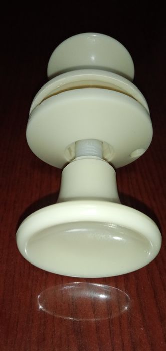 Продам дверные ручки.