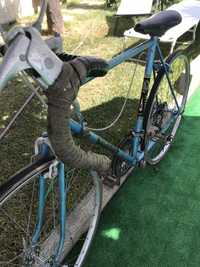 Bicicleta antiga para restaurar