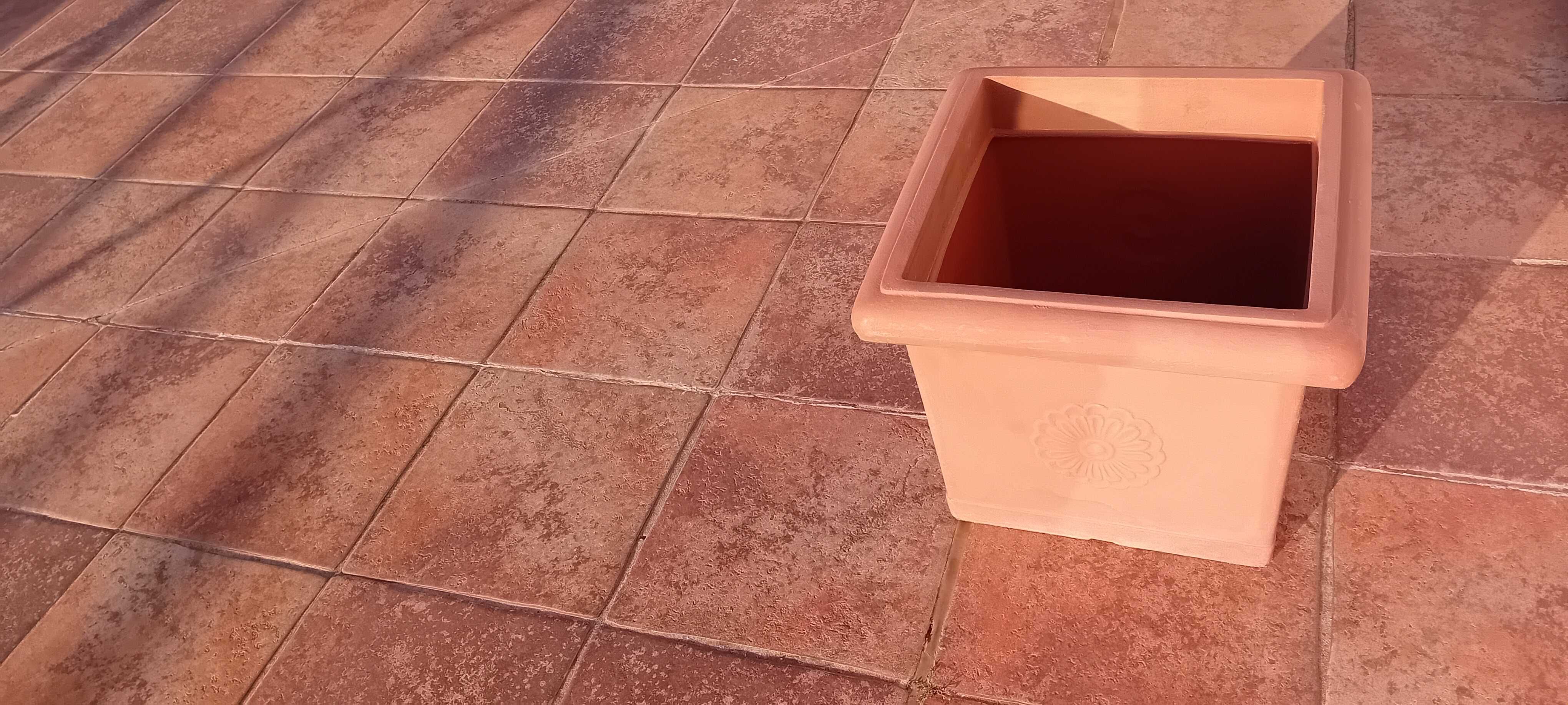 Vaso Exterior Telcom em resina  Tamanho 40x40x34 cm