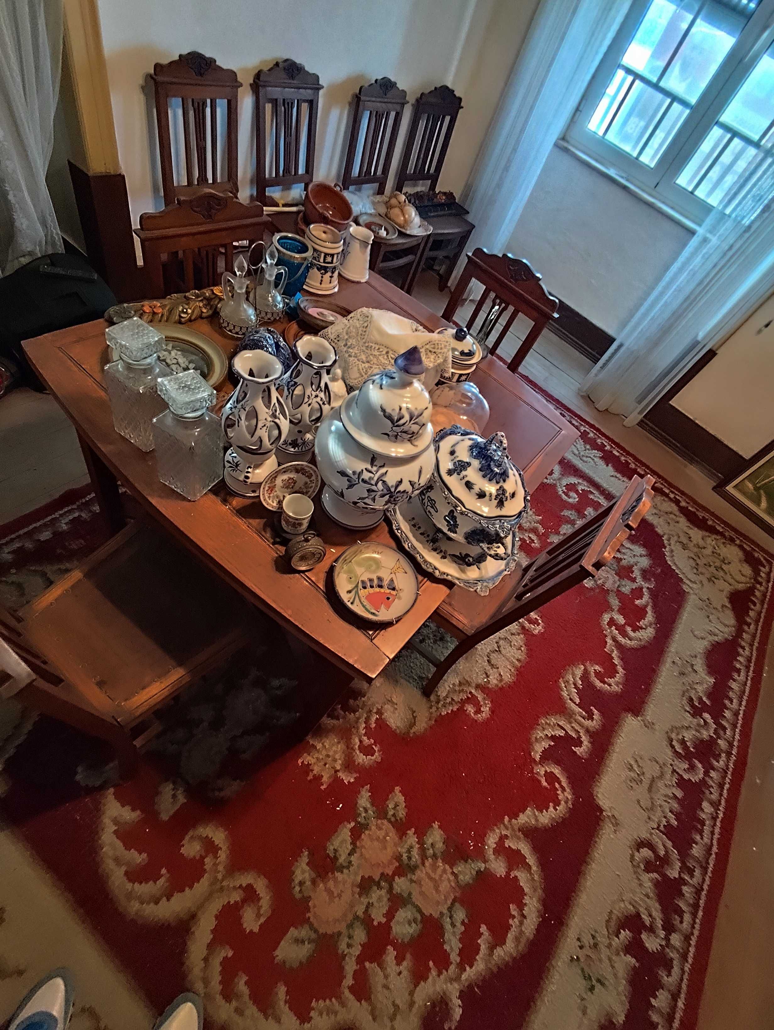 Mesa de sala de jantar antiga com cadeiras trabalhadas
