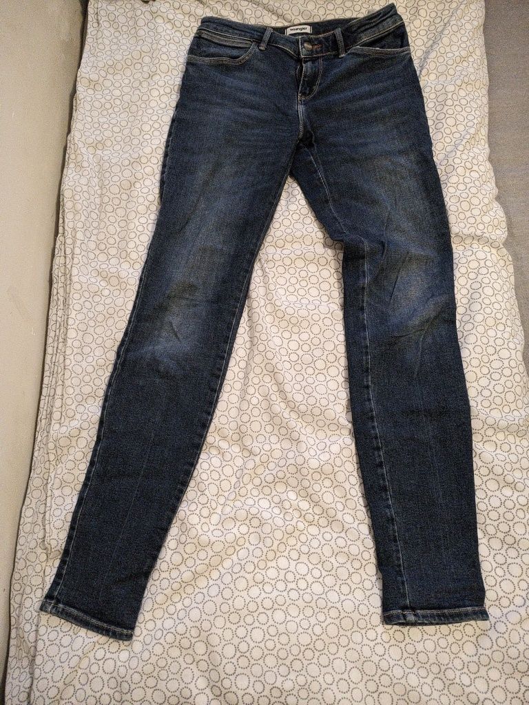 Piękne mało używane Wrangler Skinny po żonie 26/32